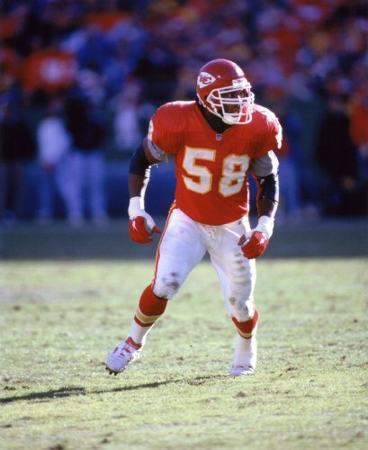 DERRICK THOMAS KANSAS CITY CHIEFS 8X10 SPORTS ACTION PHOTO (A)