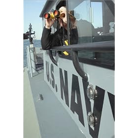 photographie U.S. Navy Boatswain's Mate looks through binoculars est disperible en (L x H): 60 x ...
