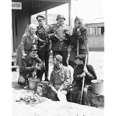 HOWARD CAINE AS MAJ. WOLFGANG HOCHSTETTER, BOB CRANE AS COL. ROBERT E. HOGAN, RICHARD DAWSON AS CPL. PETER NEWKIRK, WERNER KLEMPERER AS COL. WILHELM KLINK, CYNTHIA LYNN AS HELGA FROM HOGAN'S HEROES #1 - SCHWARZ-WEISS - Filmfoto - (Poster) PLAKATE - 25x20" (60x50cm)