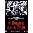 Un homme dans la foule