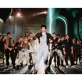 LANCE HENRIKSEN AS BISHOP, SIGOURNEY WEAVER AS ELLEN RIPLEY FROM ALIENS #1 - Photo cin�matographique en couleur - AFFICHE - 60x50cm