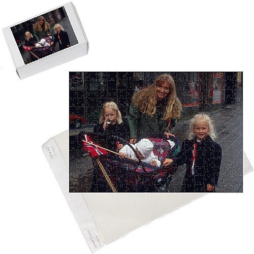 Photo Jigsaw Puzzle of Norwegian family enjoy the Constitution Day parade from ArcticPhoto