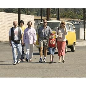 ABIGAIL BRESLIN AS OLIVE HOOVER, GREG KINNEAR AS RICHARD HOOVER, PAUL DANO AS DWAYNE HOOVER, ALAN ARKIN AS GRANDPA EDWIN HOOVER, TONI COLLETTE AS SHERYL HOOVER, STEVE CARELL AS FRANK HOOVER FROM LITTLE MISS SUNSHINE #2 - Photo cin�matographique en couleur - MOYENNE - 36x28cm