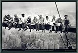 New York Poster und Kunststoff-Rahmen - Lunchtime Atop A Skyscraper, 1932 (91 x 61cm)