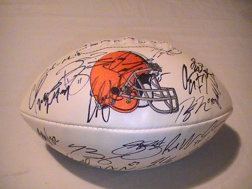 2011 CLEVELAND BROWNS TEAM SIGNED AUTOGRAPHED FOOTBALL COLT MCCOY , JOE HADEN COA + HOLOGRAM