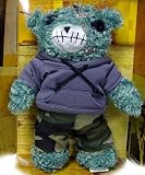 パーカーを着たマンディ・ドゥレッジ【Mundy Drudge】テディ・スケアズ【TeDDY SCARES】デッドベアの画像