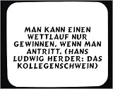 Mauspad mit Man kann einen Wettlauf nur gewinnen, wenn man antritt. (Hans Ludwig Herder: Das Kollegenschwein) Dekoration