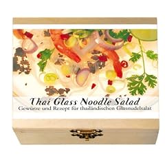 THAI CLASS NOODLE SALAD Gew�rz - Kasten f�r leichten Genuss. 8 Gew�rze befinden sich in einer dekorativen Holzkiste. -- Beinhaltet die Geschichte des Gerichtes, eine Inhaltsbeschreibung der Gew�rze, das Originalrezept und eine Einkaufliste. Ein ideales Geschenk f�r Kochk�nstler & Hobbyk�che, solche, die es werden wollen und alle, die neugierig auf fremde Welten sind. Ma�e: 11,4 x 9,5 cm, 3,4 cm hoch