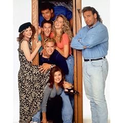 ELIZABETH BERKLEY AS JESSICA 'JESSIE' MYRTLE SPANO, DUSTIN DIAMOND AS SAMUEL 'SCREECH' POWERS, MARK-PAUL GOSSELAAR AS ZACHARY 'ZACK' MORRIS, MARIO L�PEZ AS ALBERT CLIFFORD 'A.C.' SLATER, TIFFANI THIESSEN AS KELLY KAPOWSKI FROM SAVED BY THE BELL #1 - IN FARBE - Filmfoto - (Poster) PLAKATE - 25x20" (60x50cm)