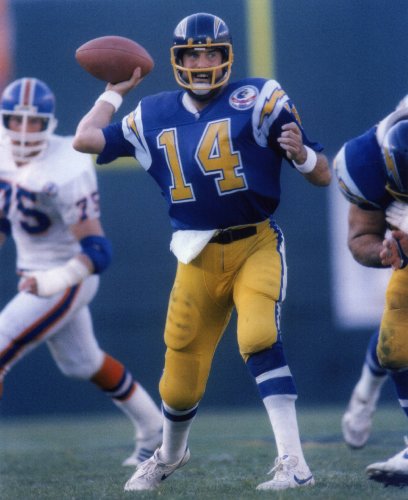 DAN FOUTS SAN DIEGO CHARGERS 8X10 SPORTS ACTION PHOTO (G)
