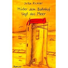 Hinter dem Bahnhof liegt das Meer