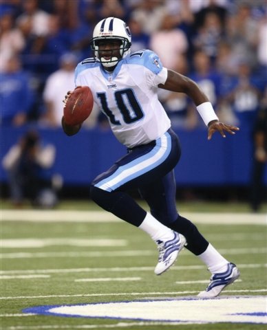 VINCE YOUNG TENNESSEE TITANS 8X10 SPORTS ACTION PHOTO (2)