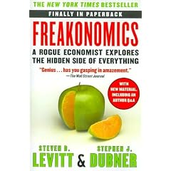 (Freakonomics: A Rogue Economist Explores the Hidden Side of Everything) By Levitt, Steven D. (Author) Paperback on 01-Sep-2009