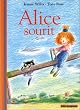 Alice sourit