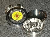 HERB SPICE OR TOBACCO GRINDER. UNKNOWN MAKER. FEATURES DIAMOND SHAPED GRAPHIC DESIGN WITH A RED-ISH CORAL ROSE ON A YELLOW BACKGROUND. IT HAS FOUR PIECES. I THINK IT IS MADE OF ALUMINUM. SEEMS TO HAVE SOME WEIGHT TO IT. IT HAS A MAGNETIC TOP. THERE WAS NO PACKAGING. IT WAS PURCHASED AT AN OVERSTOCK AUCTION AND THROWN AROUND A BIT. SEEMS TO BE IN VERY GOOD CONDITION. I PUT IT IN A WHITE BOX. THE BOTTOM HAS A TAG STATING,