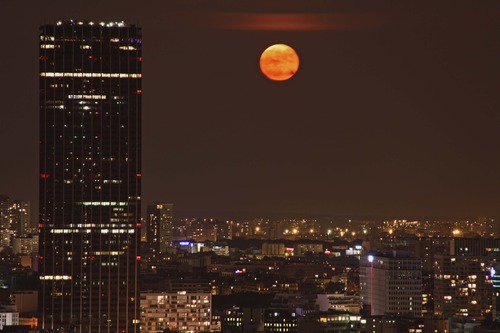 Paris at night with 18-200mm Canon Lens Paris full moon, captured from the Eiffel Tower.