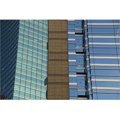 Poster 60 x 40 cm - "Facade of glass office tower." von Martin Moos / Lonely Planet Images - auch in anderen Gr��en und als Leinwandbild erh�ltlich