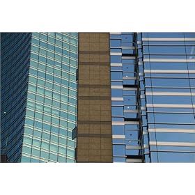 photographie Facade of glass office tower. est disperible en (L x H): 60 x 40 cm de M. Moos
