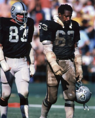 TED HENDRICKS & GENE UPSHAW OAKLAND RAIDERS 8X10 SPORTS ACTION PHOTO