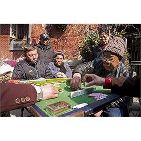 photographie Men playing mahjong on Dongtai Road in Old Town. est disperible en (L x H): 60 x 40 ...
