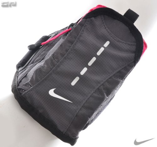 NIKE(ナイキ) ランニング アームポーチ 9038036 913アンスラサイト×ボルテージチェリー