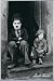 Charlie Chaplin Poster und Kunststoff-Rahmen - The Kid, Auf Der Treppe (91 x 61c von Charlie Chaplin - alle Infos