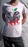 ART / PHOTO Tシャツ ニューヨークの別名 Big Apple「ビッグアップル」の中にNYCの地下鉄の写真が入ったＵネックＴシャツ