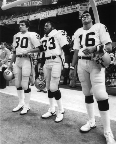 MARK VAN EEGHEN-KENNY KING-JIM PLUNKETT OAKLAND RAIDERS 8X10 SPORTS ACTION PHOTO