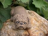 Eigenschaften Tiefes Kunsthandwerk GbR  / Steinfigur Tierfigur Mops Hund hellbraun