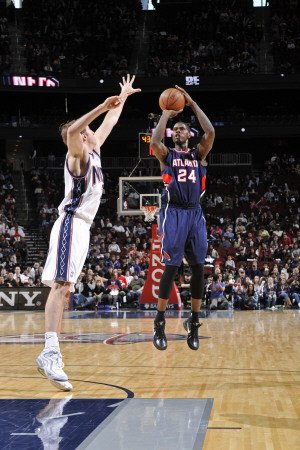 Atlanta Hawks v New Jersey Nets: Marvin Williams and Troy Murphy Photographic Poster Print by David Dow, 28x42