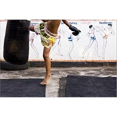 Poster 60 x 40 cm - "Junge trainiert seine Tritte am Boxsack" von Felix Hug / Lonely Planet Images - auch in anderen Gr��en und als Leinwandbild erh�ltlich