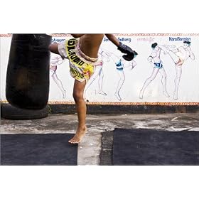 photographie Young trains his kicks on punching bag est disperible en (L x H): 30 x 20 cm de F. Hug