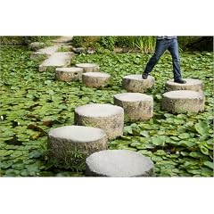 Poster 60 x 40 cm - "Man crossing stepping stones across Soryu-ike pond in Naka Shin'en garden, within Heian-jingu shrine" von Rachel Lewis / Lonely Planet Images - auch in anderen Gr��en und als Leinwandbild erh�ltlich