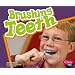 Brushing Teeth (Healthy Teeth series) (Pebble Plus: Healthy Teeth)