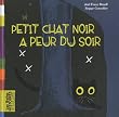 Petit chat noir a peur du soir