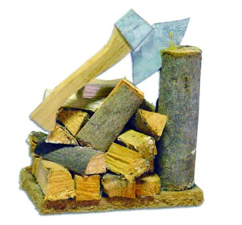 Presepe, tagliere con un'ascia e legna da ardere, lunghezza 6 centimetri