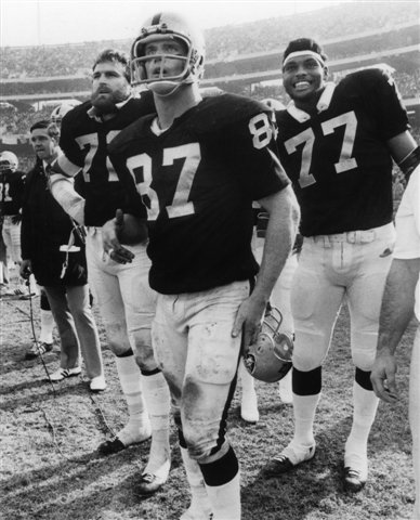 JOHN MATUSZAK-DAVE CASPER-CHARLES PHILYAW OAKLAND RAIDERS 8X10 SPORTS ACTION PHOTO