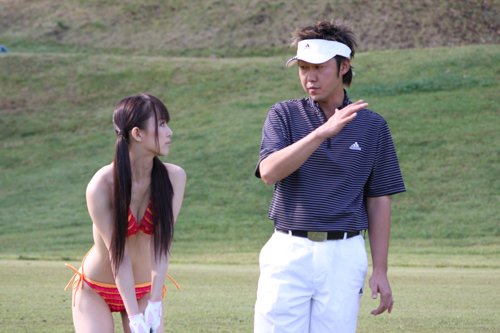 川奈栞と鈴木ゆかの水着でゴルフレッスン