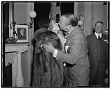 Photo Reprint Jean Harlow plays close-up scene with North Carolina Senator Washington D.C. Reaching the Capitol