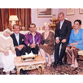 SANJEEV BHASKAR AS SANJEEV KUMAR, MEERA SYAL AS SUSHIL 'UMMI' KUMAR, VINCENT EBRAHIM AS ASHWIN KUMAR, INDIRA JOSHI AS MADHURI KUMAR FROM THE KUMARS AT NO. 42 #1 - Photo cin�matographique en couleur -GRANDE - 50x40cm