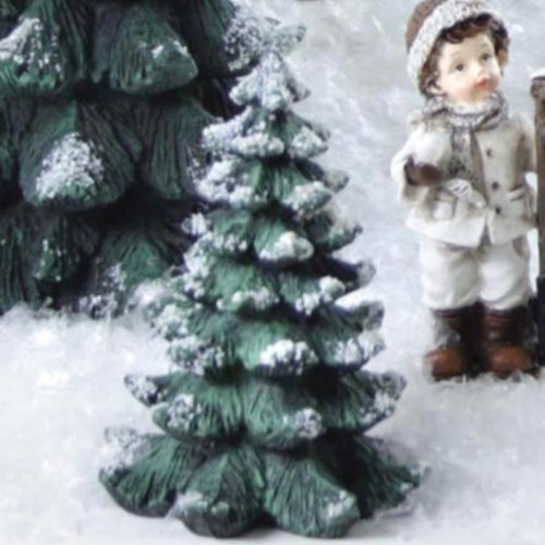 Tanne mit Schnee Deko Weihnachten