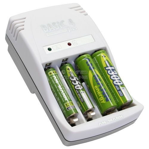 Ansmann Basic 4 Plus Ladegerät für Mignon-/Micro-Akkus (2x NiMH AA 1300 mAh, 2x NiMH AAA 550 mAh) weiß