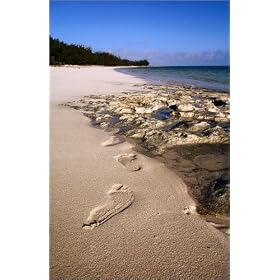 photographie Footprints in sand on Andros Island. est disperible en (L x H): 40 x 60 cm de J. Coombe