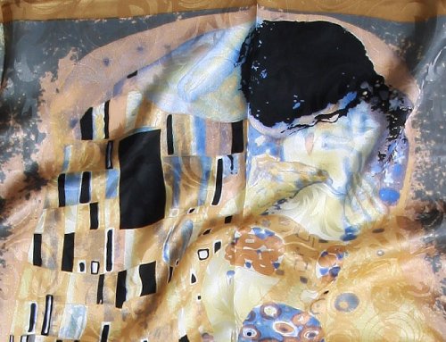 Prettystern - 90cm X 90cm Kunstdruck Jungendstil Seidentuch - Gustav Klimt - der Kuss (grau-blau)