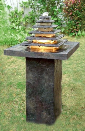 Brunnen mit Beleuchtung