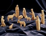 Figurines gothiques. Sous-groupe 3 pièces: la sainte famille. Joseph, Marie et l'enfant dans la crèche. Sculptée à la main de bois d'olivier à Bethlehème. (La sainte famille au milieu de la photo)
