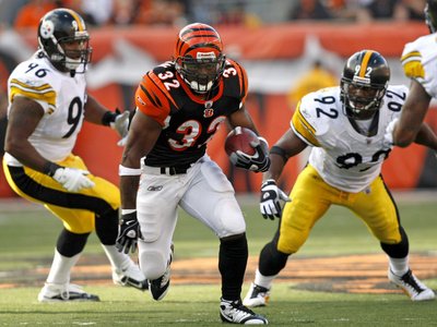 Steelers Bengals Football: Cincinnati, OH - Cedric Benson Photographic Poster Print by Ed Reinke, 24x18