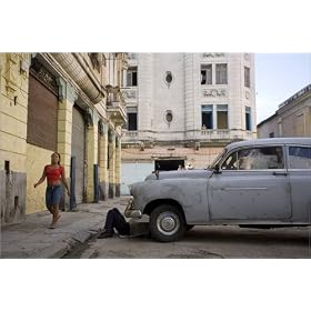 photographie Fixing car near Calle San Ignacio in old Havana. est disperible en (L x H): 30 x 20 ...