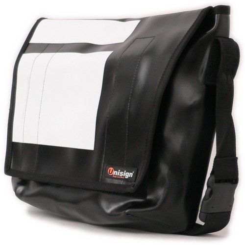 Tasche aus PVC als Umh&auml;ngetasche
