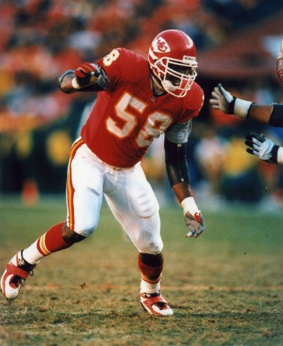 DERRICK THOMAS KANSAS CITY CHIEFS 8X10 SPORTS ACTION PHOTO (G)